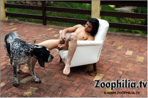 Porn zoo фотографии развратница угощается кобелиной спермой